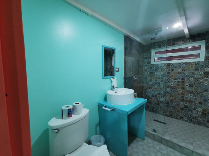 Bathroom, El Remate, Flores