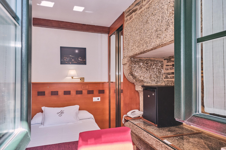 Bedroom 4, Hotel Entrecercas, A Coruña