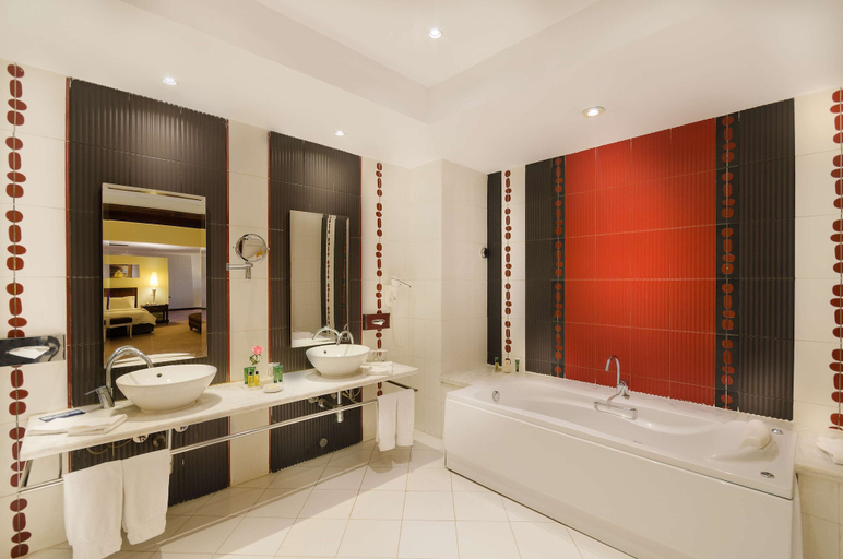 Bathroom 5, Hilton Alexandria Green Plaza, Alexandria