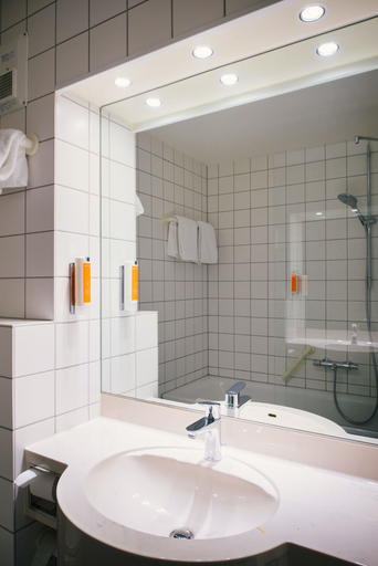 Bathroom 5, Vienna House Easy by Wyndham Amberg, Amberg