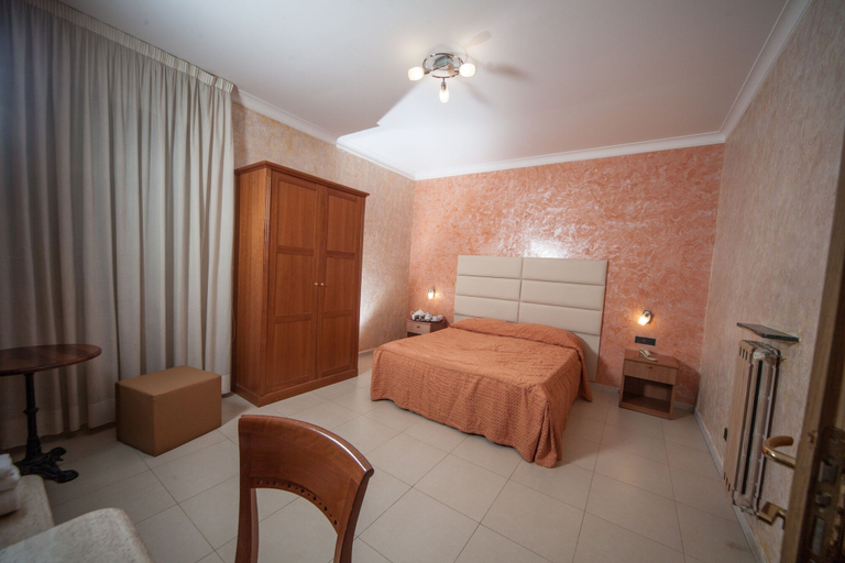Bedroom 3, Hotel La Pace, Napoli