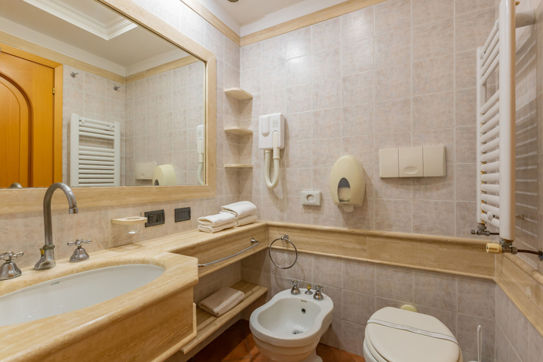 Bathroom 5, Carpediem Roma Golf Club, Rome