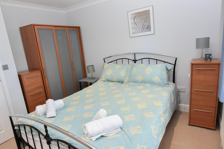 Room 2, Solent Landing No 12A - Beachfront, Isle of Wight