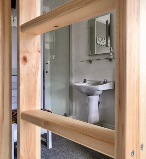 Bathroom 3, Breakers Guest House, Cornwall