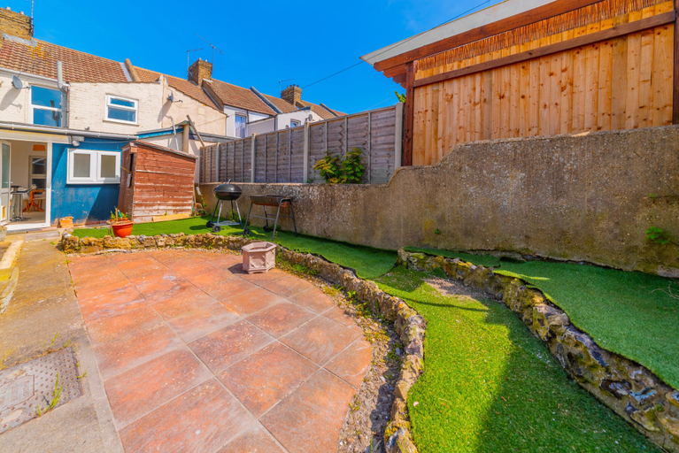 Exterior & Views, Stylish 3-bed House With Free Parking & Wifi, Medway