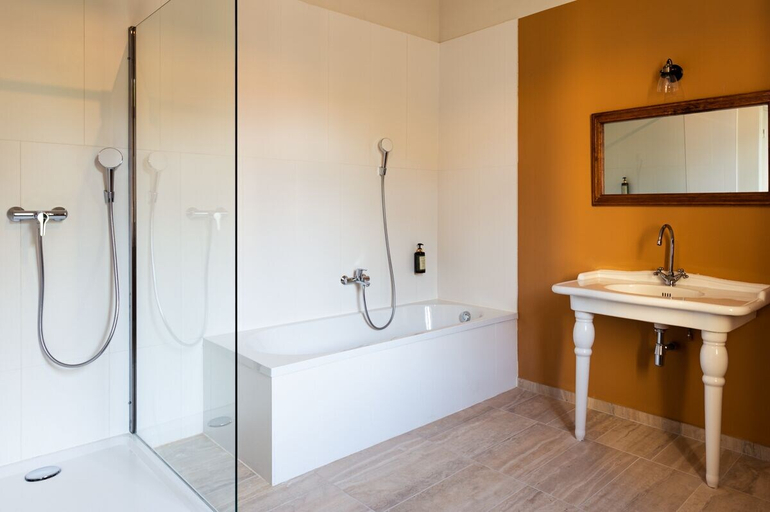 Bathroom 3, Hôtel La Prison, Hérault