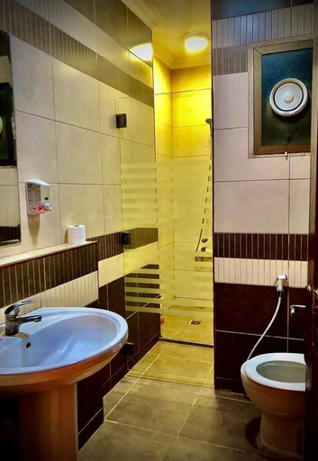 Bathroom 4, Lafamilia Albadwan, Shooneh Janoobiyyeh