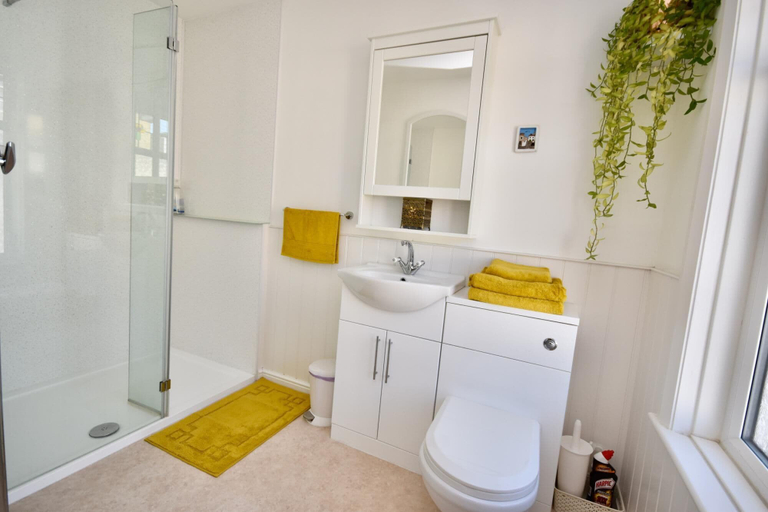 Bathroom 3, Anchor Down Close to the Beach Cafes and Restaurants, Isle of Wight