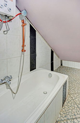 Bathroom, Hotel O Harwin Homestay, Malang