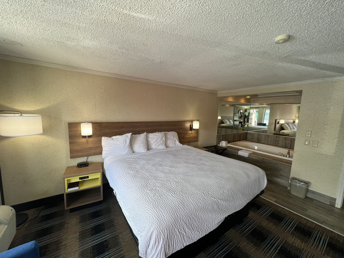 Bedroom 2, Days Inn by Wyndham Liverpool/Syracuse, Onondaga