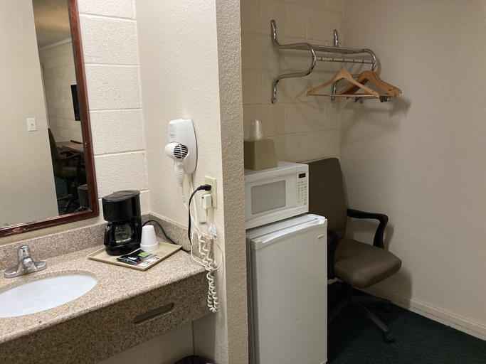 Bathroom, Childress Inn, Childress