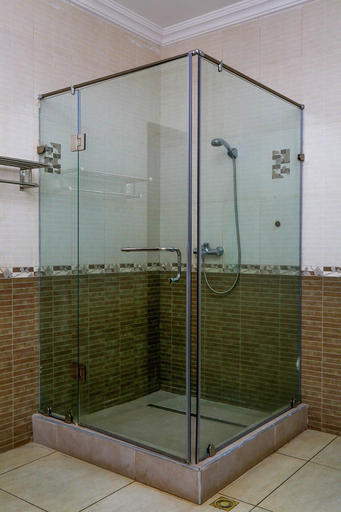 Bathroom 4, Midindi Hotel & Conference Center, Accra