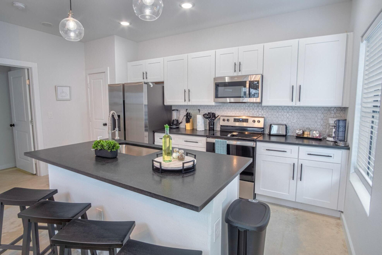 Room 3, Brand NEW Stylish 3BR 2BA Near Exciting Downtown, Bexar