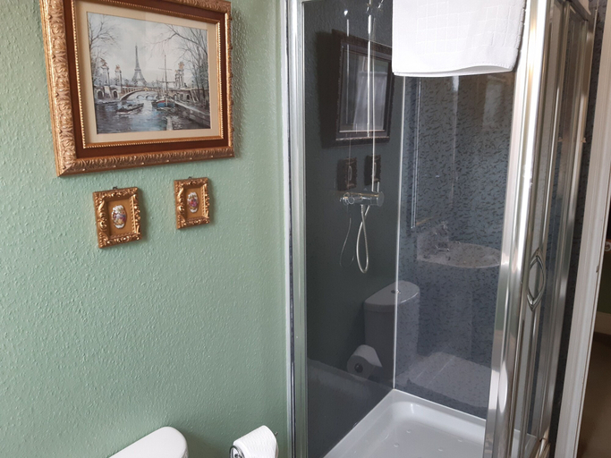 Bathroom 5, Holywell Guest House, Leicestershire