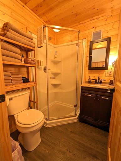 Bedroom 4, Yellowstone's Treasure Cabins, Park