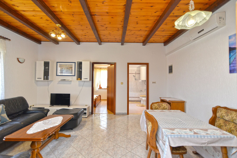 Others 4, Apartment 106, Pula