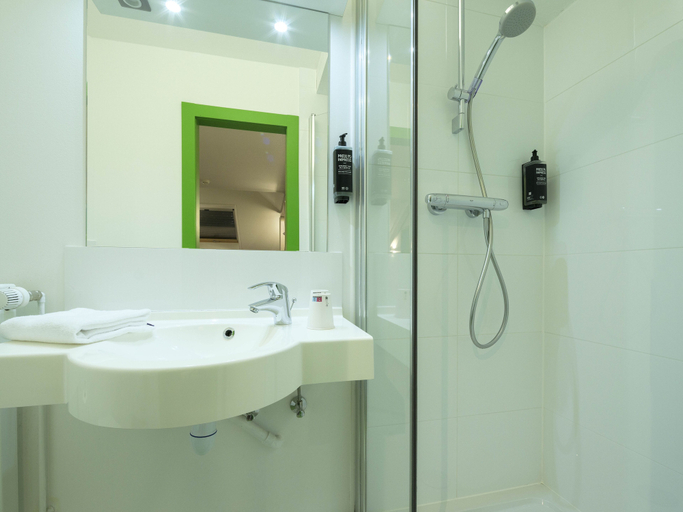 Bathroom 4, ibis Styles Sarrebourg, Moselle