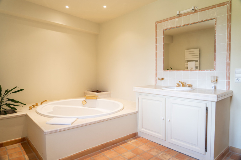 Bathroom 4, Château les Crostes, Var