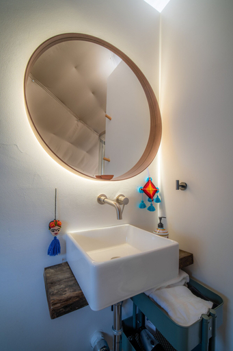 Bathroom 4, Missing Hotel, Burnet
