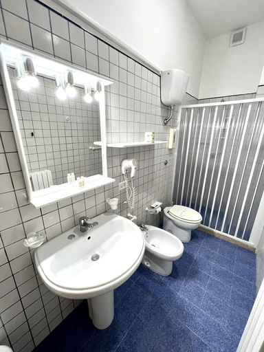 Bathroom 3, Hotel Minerva, Lecce