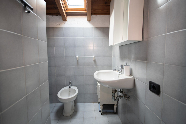 Bathroom 4, Cascina Polone, Brescia