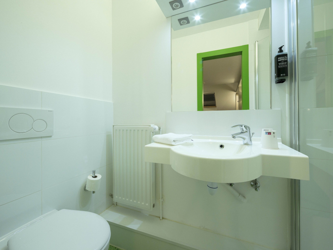 Bathroom 4, ibis Styles Sarrebourg, Moselle