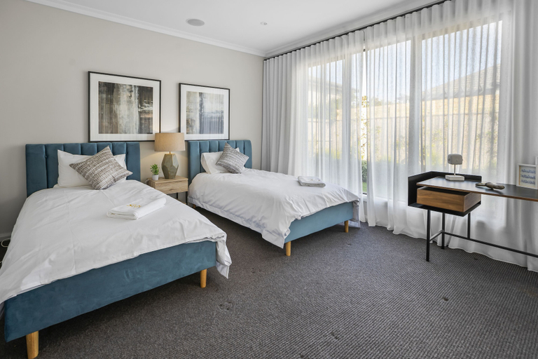 Bedroom 2, Werribee Luxe Home Family 6Bed Netflix, Wyndham - West