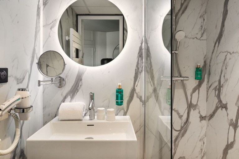 Bathroom 4, Hôtel & Spa Le Maury, The Originals Boutique, Vannes, Morbihan