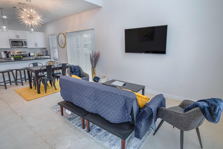 Room 4, Brand NEW Stylish 3BR 2BA Near Exciting Downtown, Bexar