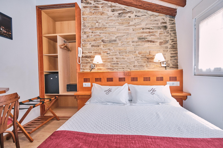 Bedroom 4, Hotel Entrecercas, A Coruña