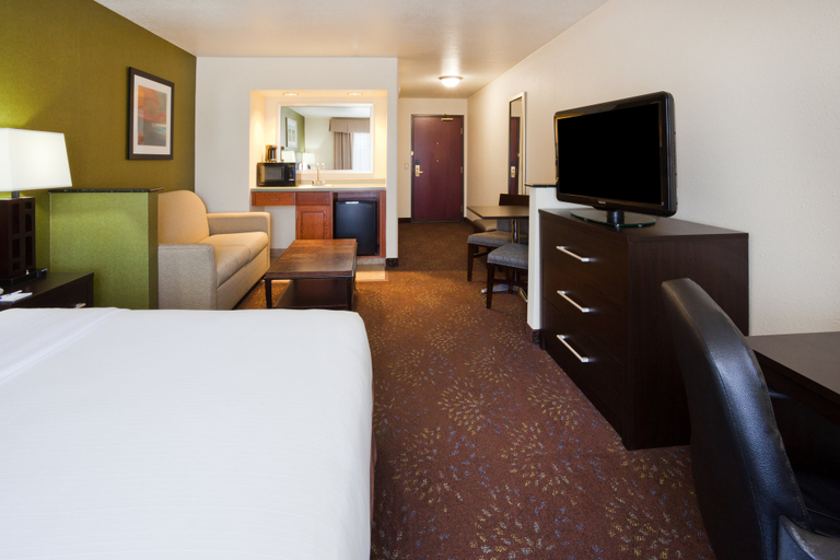 Bedroom 2, Holiday Inn Express & Suites ABERDEEN by IHG, Brown