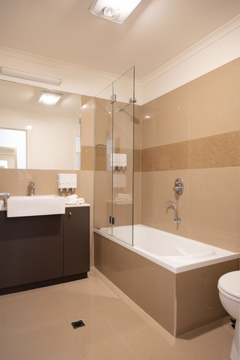 Bathroom 5, Bairnsdale International, E. Gippsland - Bairnsdale
