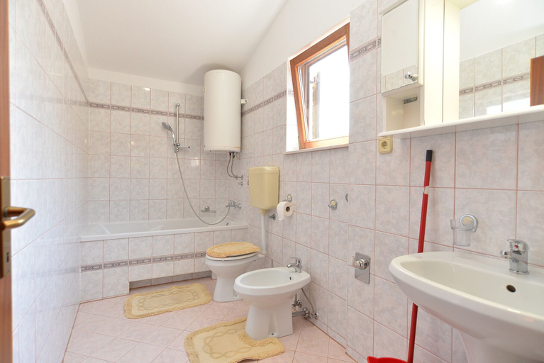 Bathroom 3, Apartment 106, Pula