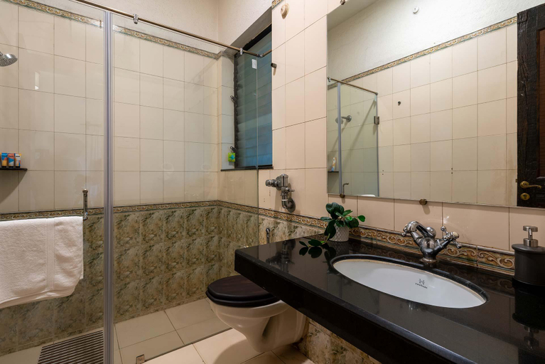 Bathroom 4, StayVista's Gulmohar Gardens , Pune