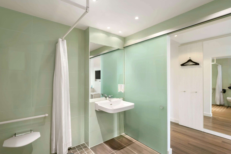 Bathroom 5, Super 8 by Wyndham Munich City North, München