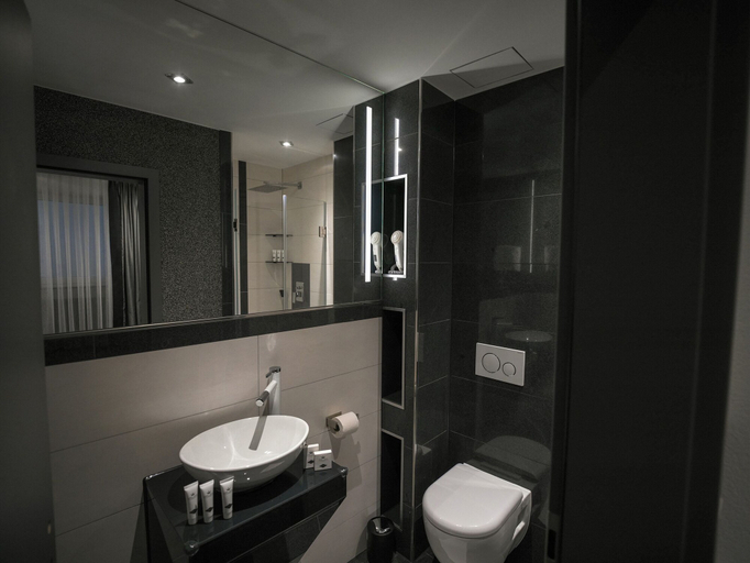Bathroom 5, Hotel Royal, Karlsruhe