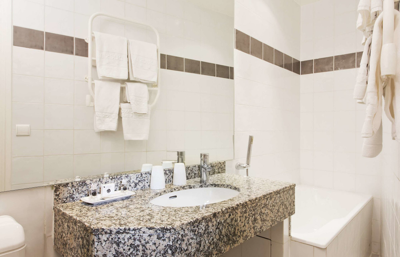 Bathroom 5, Hôtel Ducs D'Anjou, Paris