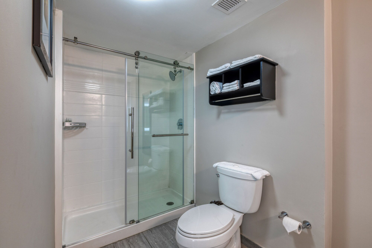 Bathroom 5, Hotel Weston, Cobb