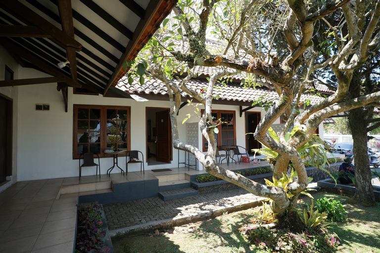 Exterior & Views 24