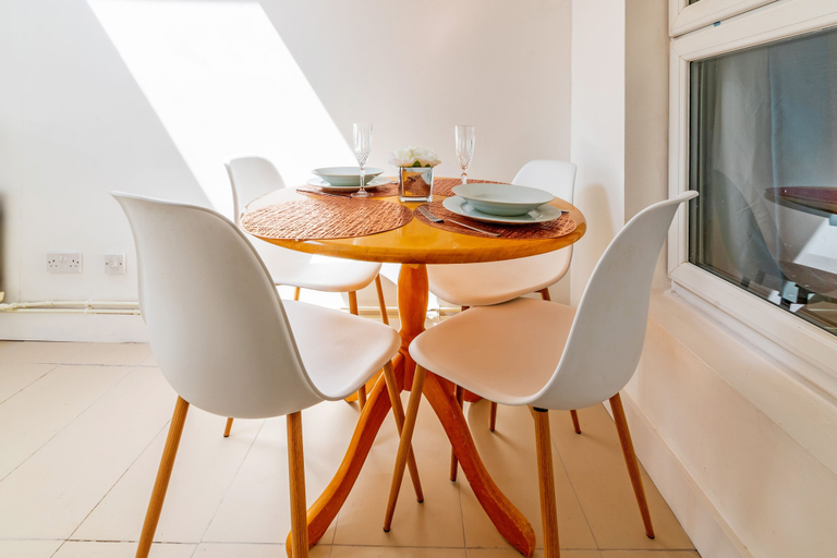 Others 5, Stylish 3-bed House With Free Parking & Wifi, Medway