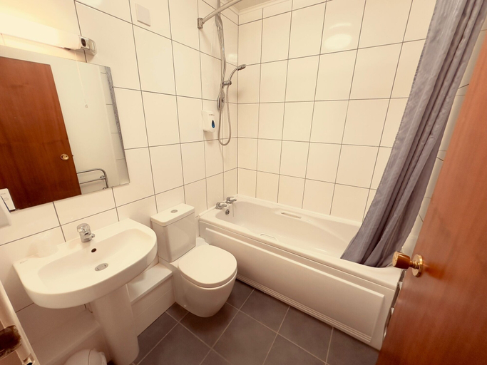 Bathroom 4, Pine Lodge Hotel & Restaurant Mansfield, Nottinghamshire