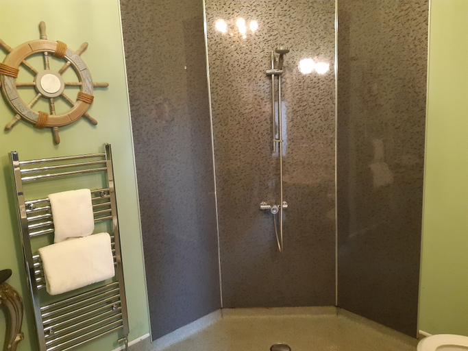 Bathroom 3, Holywell Guest House, Leicestershire
