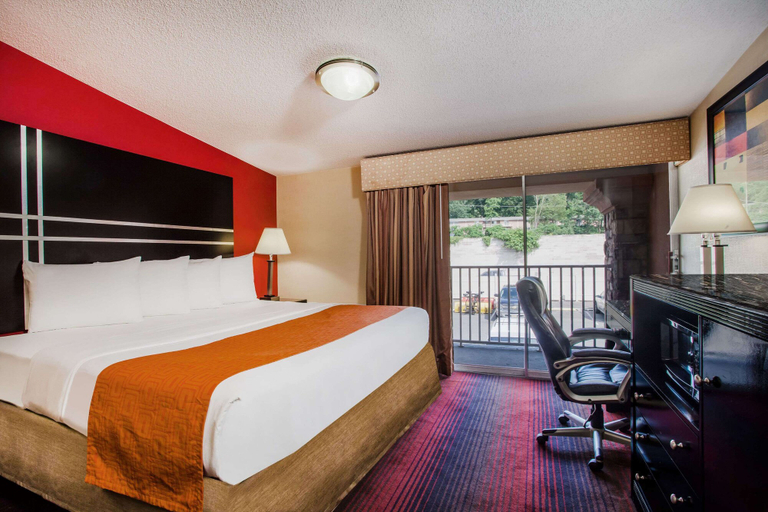 Bedroom 2, Howard Johnson by Wyndham North Plainfield, Somerset