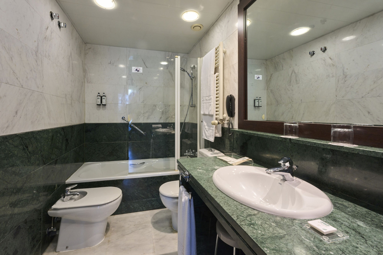 Bathroom 4, Catalonia El Pilar, Zaragoza