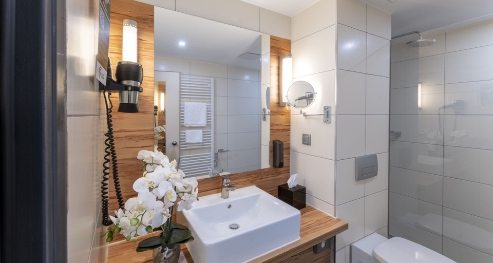 Bathroom 4, Star Inn Hotel Premium Bremen Columbus, by Quality, Bremen