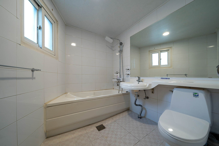 Bathroom 3, Pacific7, Pyeongtaek