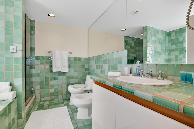 Bathroom, Amazing 3BR direct oceanfront PH by YouRent!, Miami-Dade