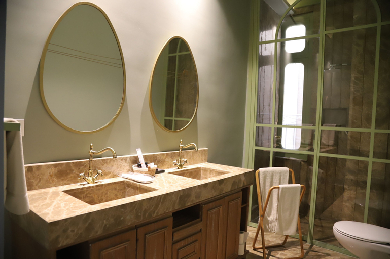 Bathroom 3, Lost, Beirut