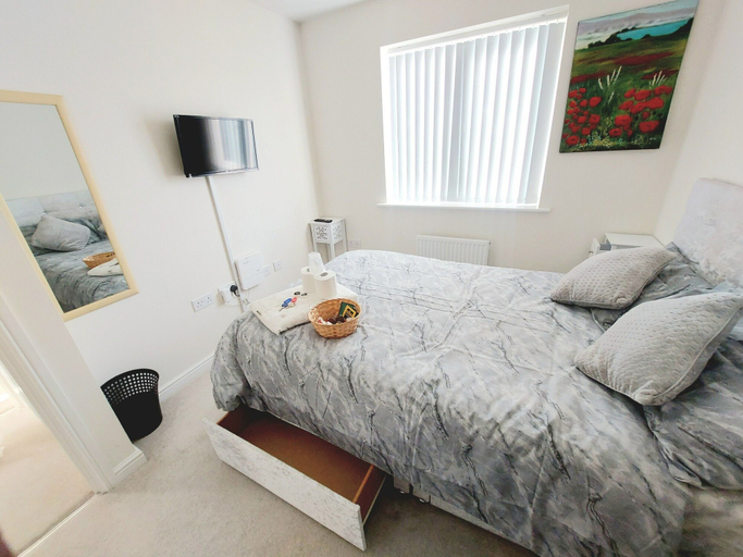 Bedroom 2, Room in Guest Room - Double Room, Full Kitchen, Smart TV, Shared Bathroom in 3-bed Home, Telford and Wrekin