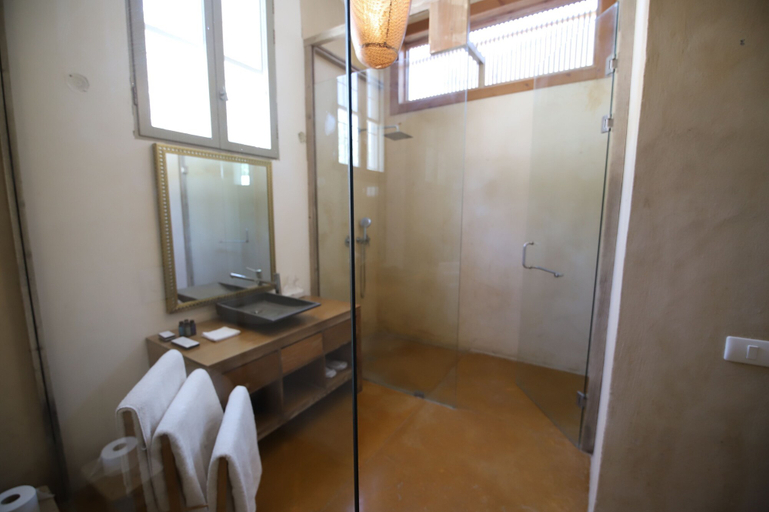 Bathroom 4, LOST AT SEA, Chouf